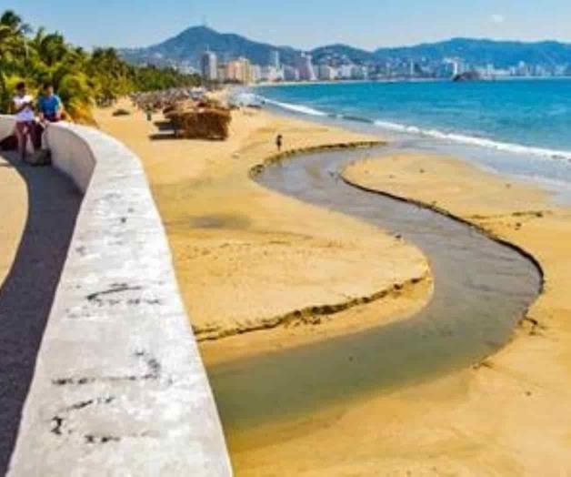 Descargan aguas negras en bahía de Acapulco