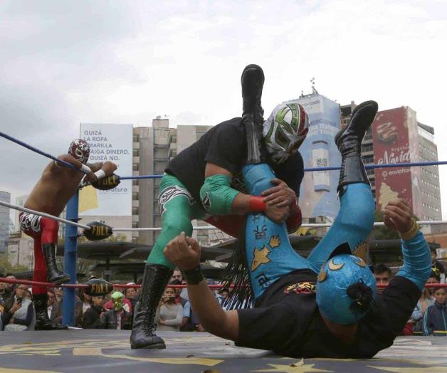 Montan lucha libre afuera de estación del metro en México