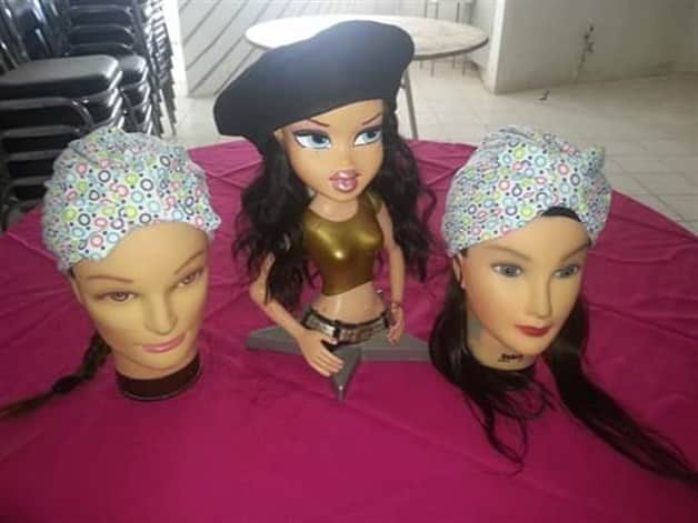 Elaboran alumnos gorros oncológicos Elaboran alumnos gorros oncológicos