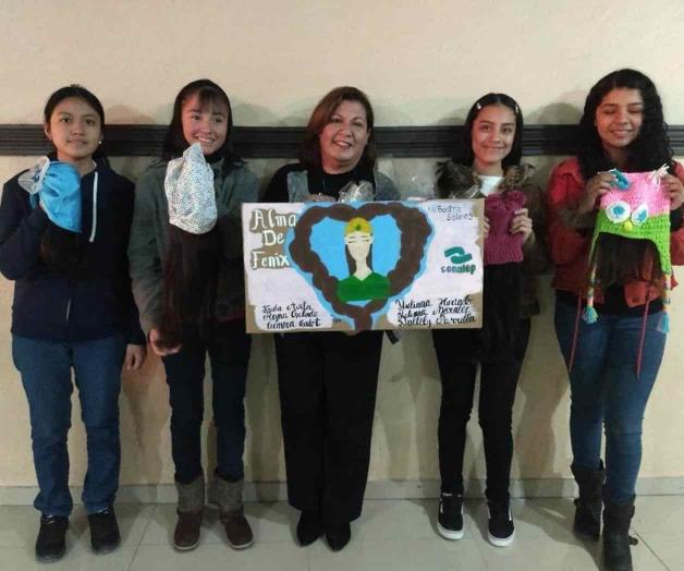 Elaboran alumnos gorros oncológicos Elaboran alumnos gorros oncológicos