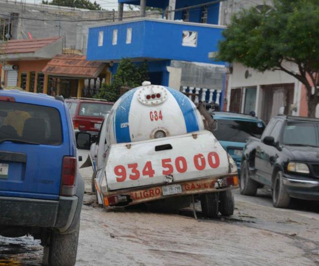 Ahora cae pipa con gas en un socavón Ahora cae pipa con gas en un socavón