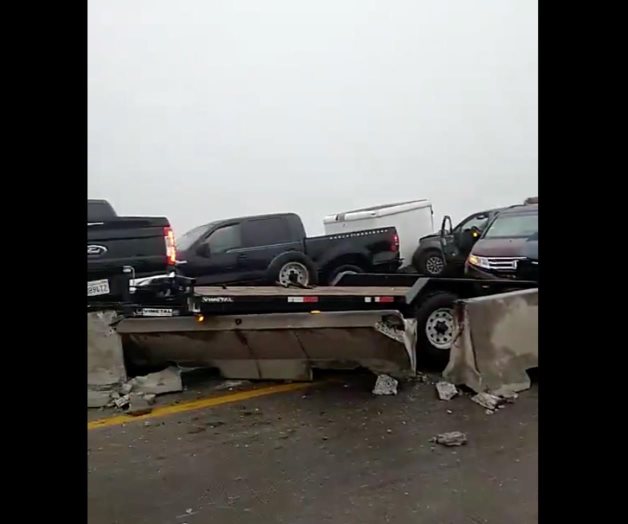 Participan al menos 30 vehículos en carambola sobre la Autopista a Saltillo Participan al menos 30 vehículos en carambola sobre la Autopista a Saltillo