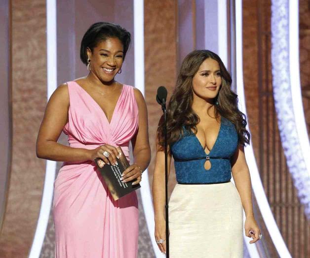 Salma Hayek roba miradas por su pronunciado escote