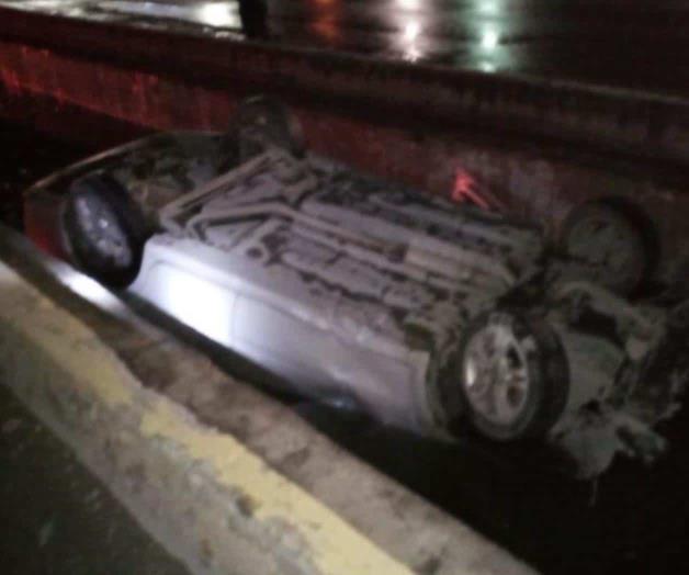 Vuelca en canal y abandona automóvil