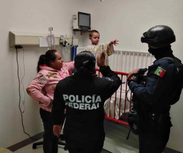 Llevan policías regalos a niños en el Materno