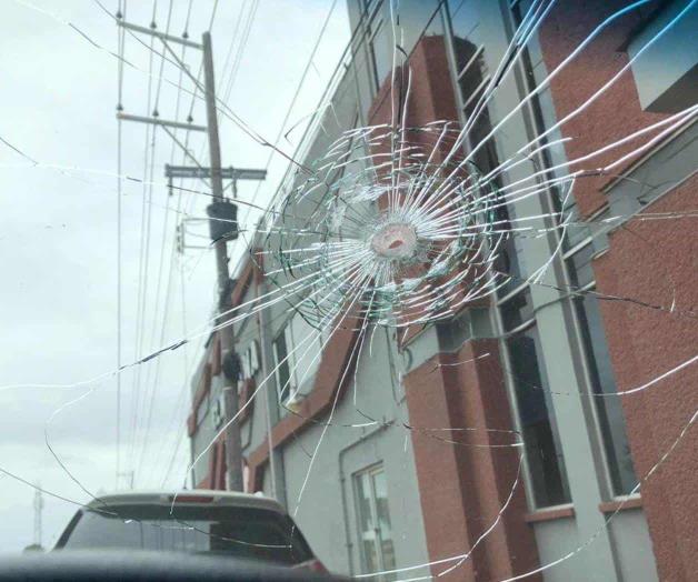 Puentes Gemelos Cruza parabrisas una ‘bala perdida’