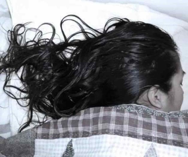 Por qué es malo dormir con el cabello mojado
