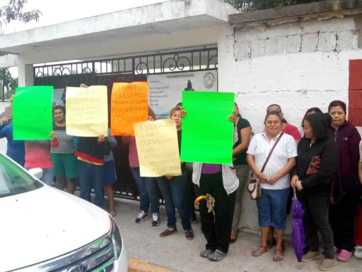 “Toman” Maestros Dirección Escolar: Padres Protestan