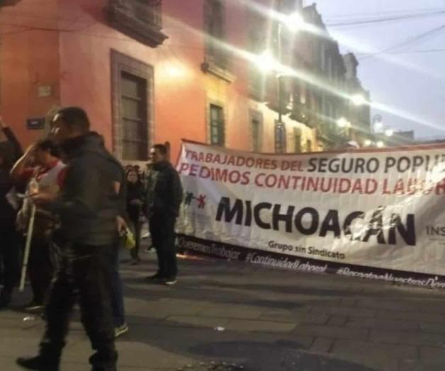 Extrabajadores del Seguro Popular se manifiestan en Palacio Nacional