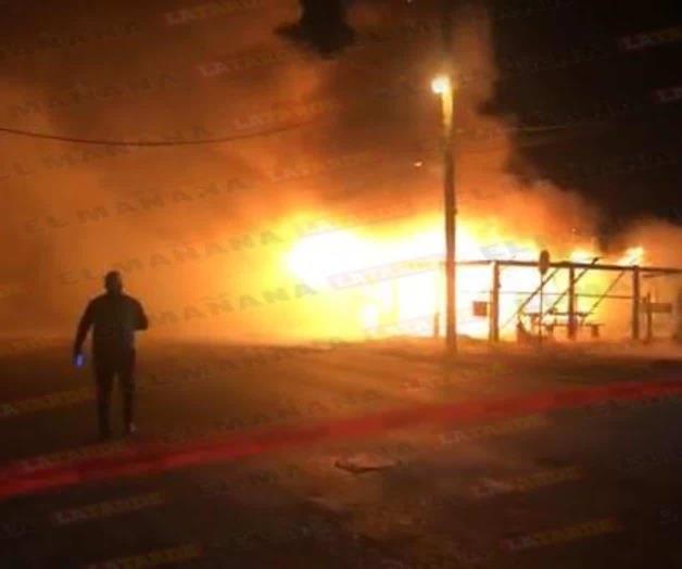 Voraz incendio consume negocio en la colonia Beatty de Reynosa Voraz incendio consume negocio en la colonia Beatty de Reynosa