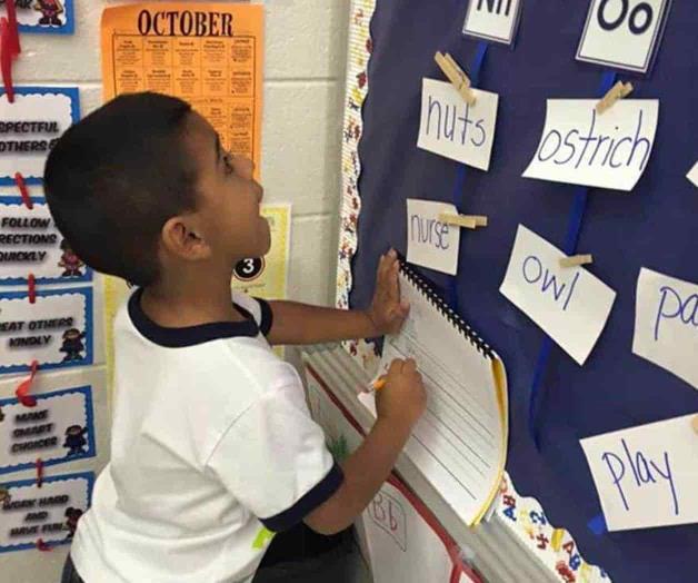 Reconocen beneficios de la alfabetización bilingüe