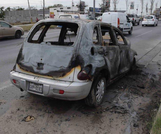 Queda chatarra auto incendiado