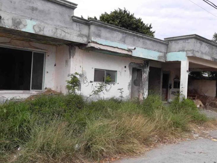 ‘Asusta’ el abandono en que está vivienda ‘Asusta’ el abandono en que está vivienda