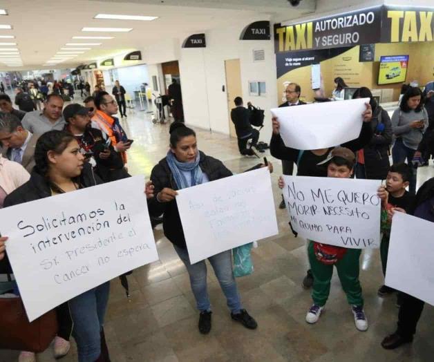 Protestan en AICM padres de niños con cáncer Protestan en AICM padres de niños con cáncer