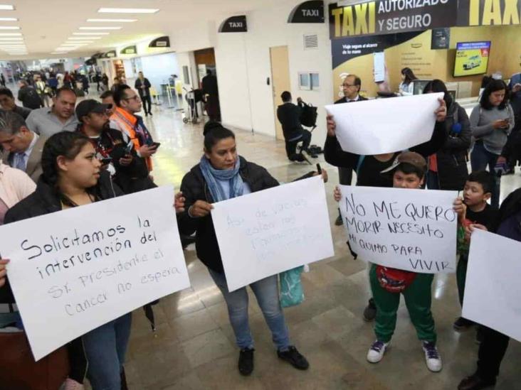 Protestan en AICM padres de niños con cáncer Protestan en AICM padres de niños con cáncer