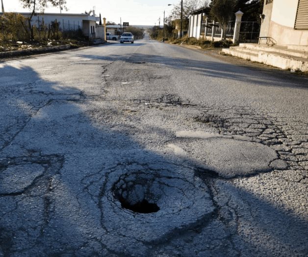 Previenen sobre peligroso socavón