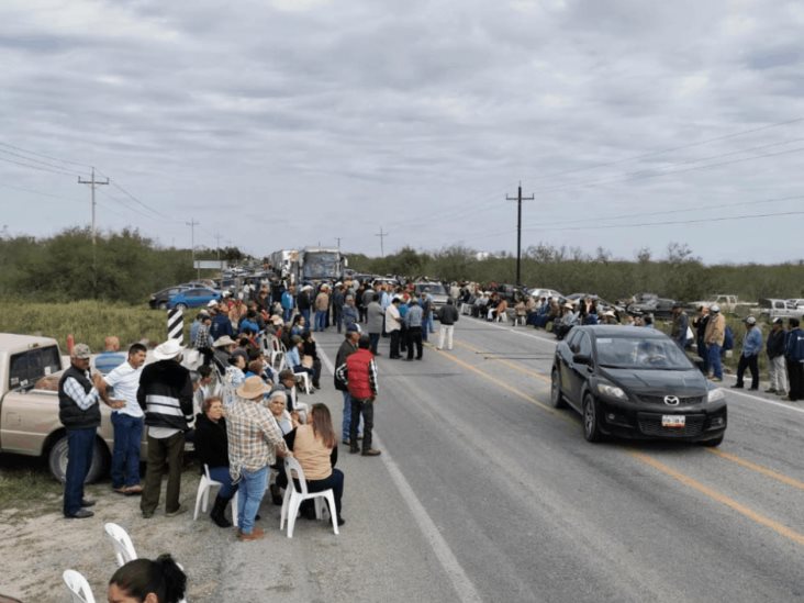 Cumplen amenaza y bloquean Cumplen amenaza y bloquean