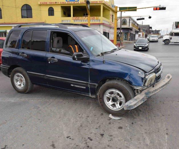 Reportan solamente daños en un choque Reportan solamente daños en un choque