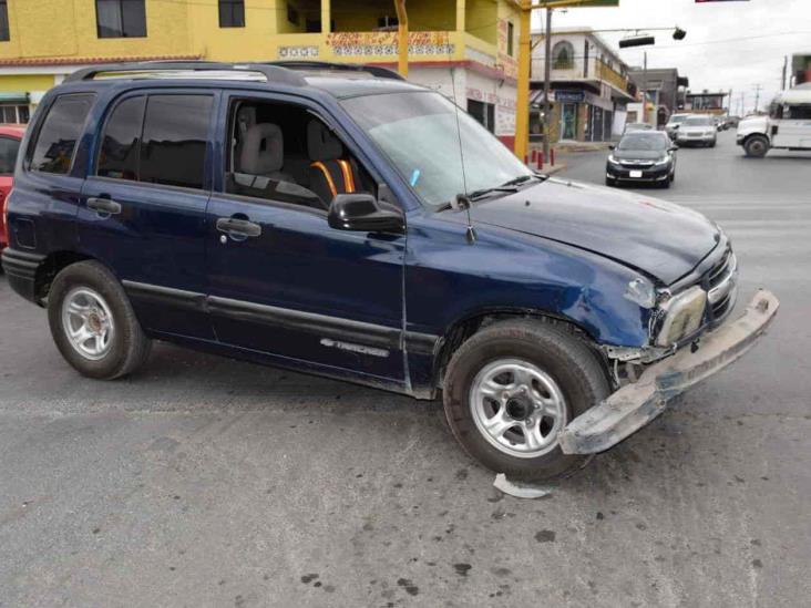 Reportan solamente daños en un choque Reportan solamente daños en un choque