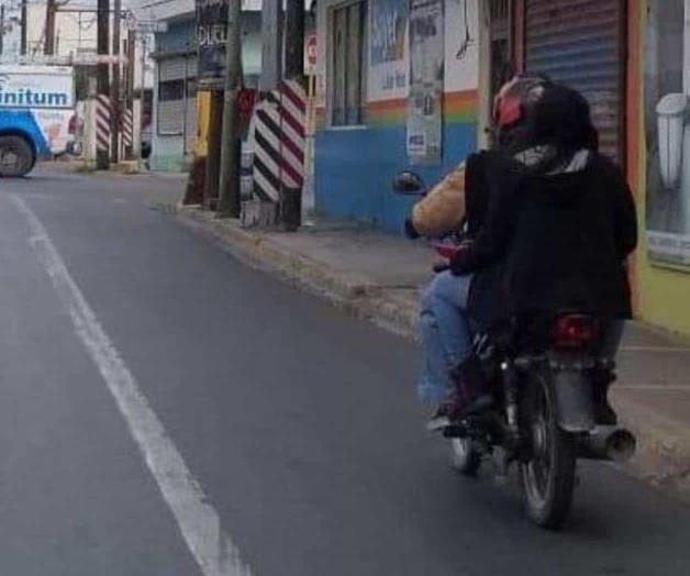 Ignoran reglamento al no usar el casco