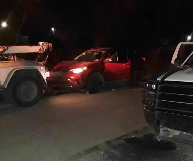 Abandonan camioneta al detectarlos policías