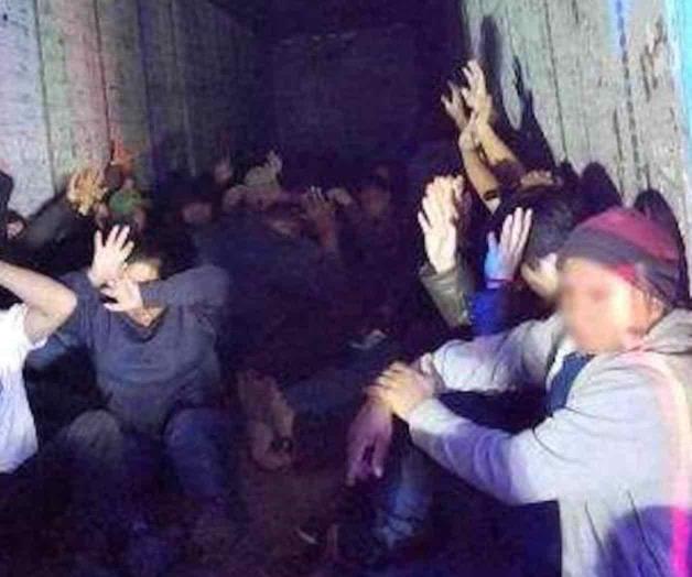 Hallan 63 ilegales en caja de camión