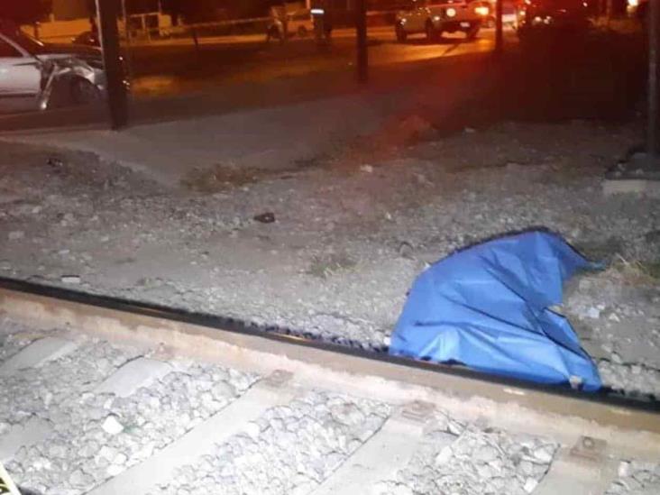 Ignoran alto y se los lleva el tren; muere uno de los ocupantes Ignoran alto y se los lleva el tren; muere uno de los ocupantes