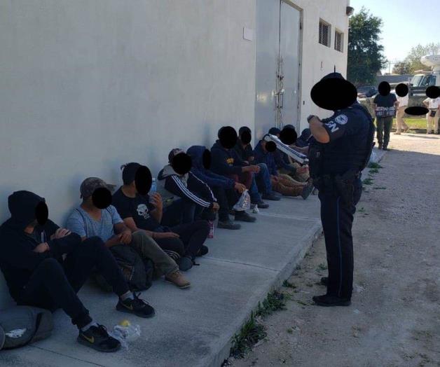 Rescatan a 23 migrantes ocultos en tractocamión; detienen a conductor