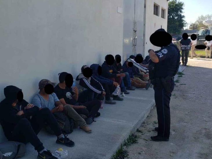 Rescatan a 23 migrantes ocultos en tractocamión; detienen a conductor Rescatan a 23 migrantes ocultos en tractocamión; detienen a conductor