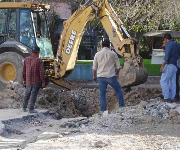 Revientan línea de gas en calle Saltillo del Fovissste