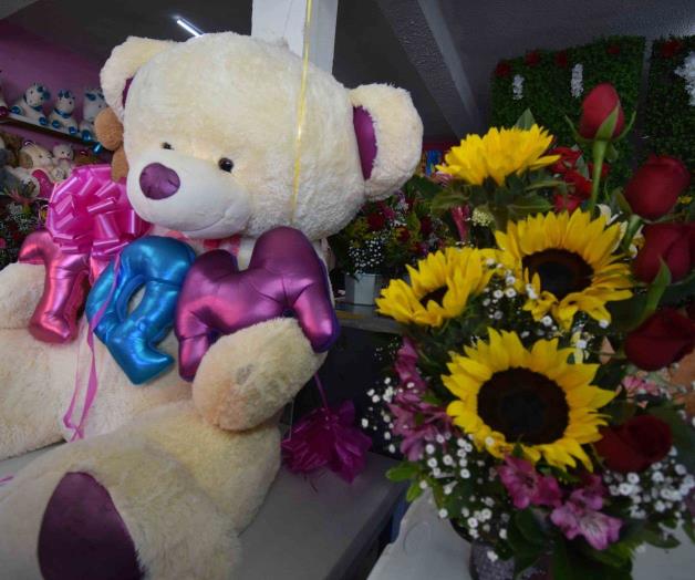 Regalan enamorados flores, chocolates, globos y peluches