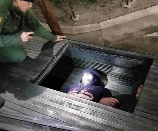 Hallan 17 ilegales ocultos en una carga de cemento