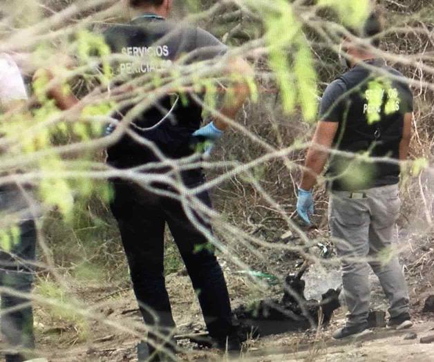 Investigan restos de los calcinados