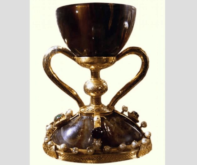 Una inscripción hallada en el cáliz de Valencia reaviva la pasión por el Santo Grial