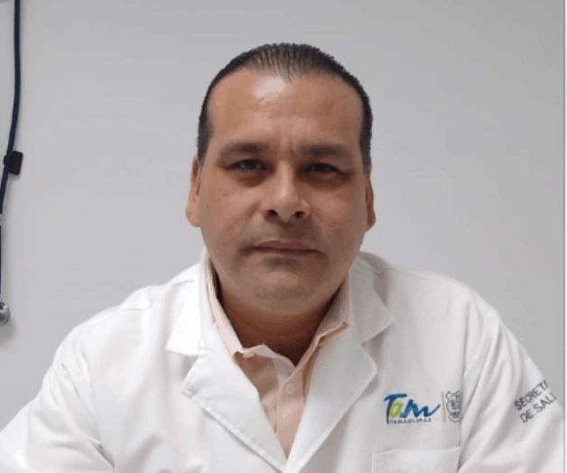 Relevan a director de unidad de salud