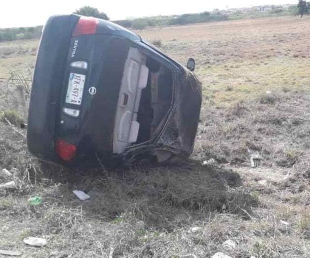 Vuelca vehículo y lo abandonan