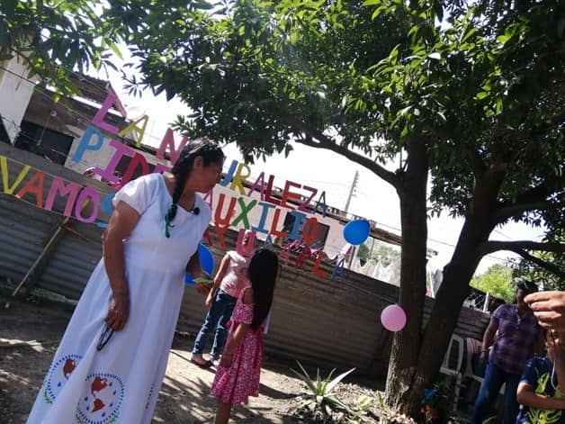 Se casa mujer con un árbol, en Tampico