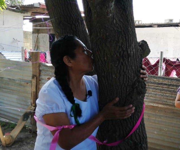 Se casa mujer con un árbol, en Tampico