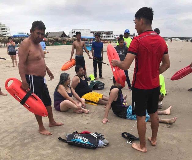 Rescatan a familia potosina de morir ahogados en Playa de Miramar