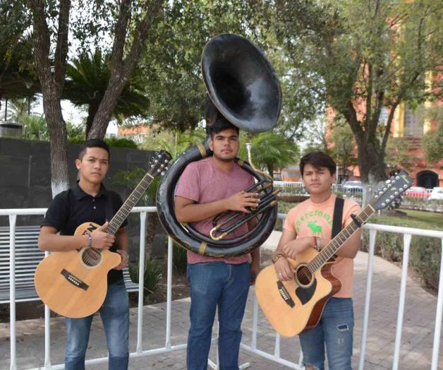 Buscan apoyo para costear sus estudios Buscan apoyo para costear sus estudios