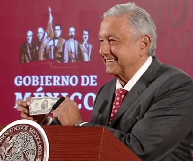 Presume AMLO sus amuletos contra el coronavirus