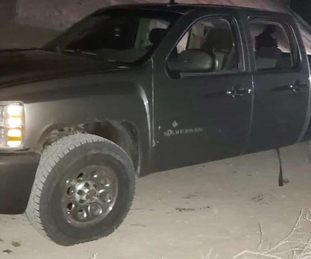 Abandonan camioneta tras atacar a estatales