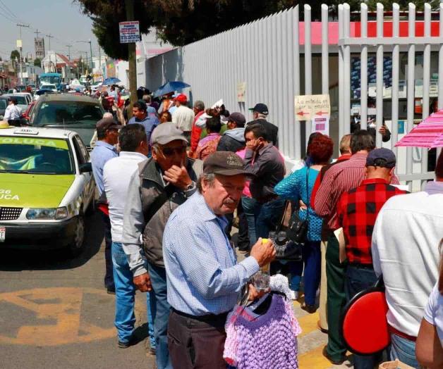 Largas filas de pensionados del IMSS en tiempos de contingencia