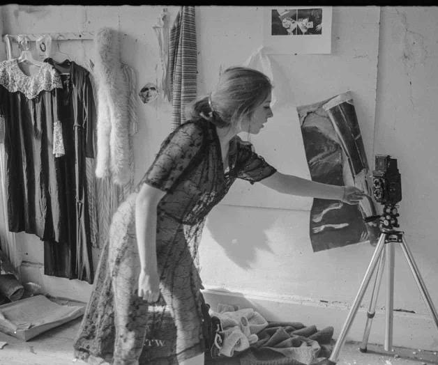 Francesca Woodman: la otra cara de la fotógrafa que saltó al vacío