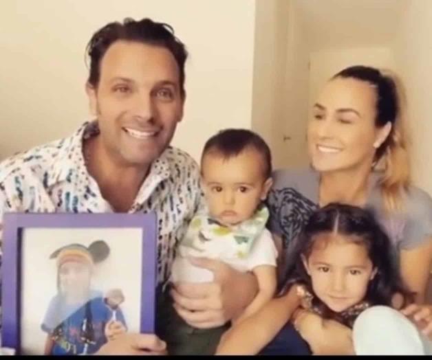 Abrazan a sus hijos Abrazan a sus hijos