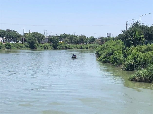 Se tira limpiavidrios al canal ya no salió del agua