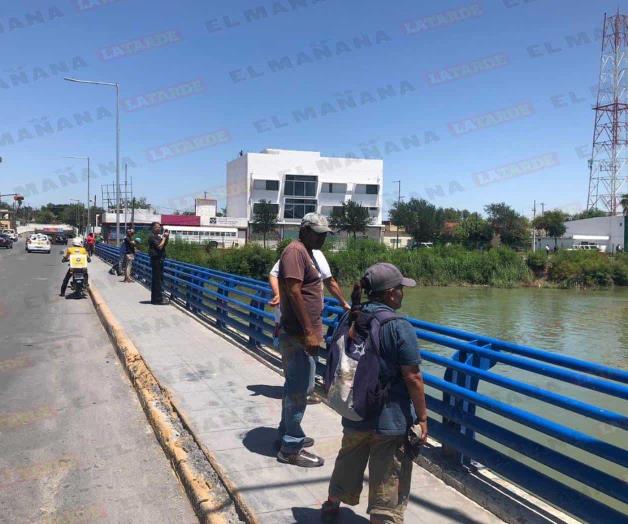 Se tira limpiavidrios al canal ya no salió del agua