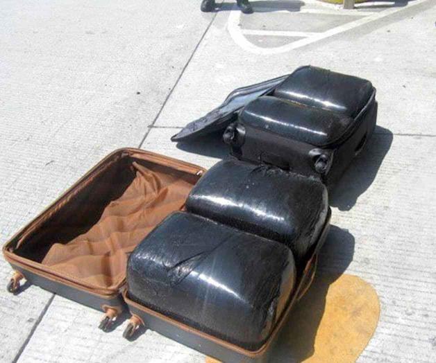 Atrapan a dos mujeres con cargas de mariguana