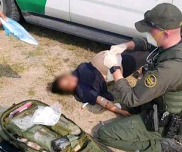 Salvan agentes a inmigrante de morir