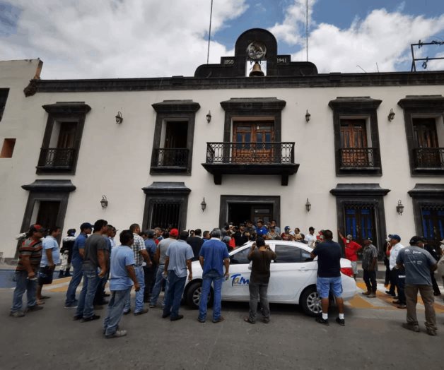 Toman comerciantes presidencia municipal